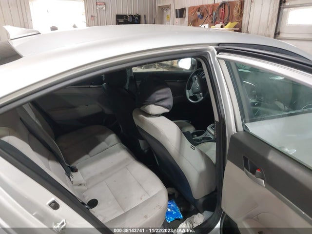 2018 HYUNDAI ELANTRA SEL VIN: 5NPD84LF5JH320193