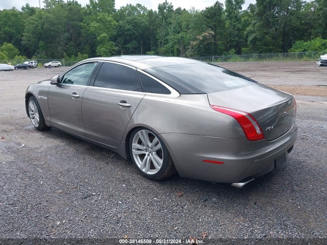 2011 JAGUAR XJ SAJWA2GB8BLV12134 Photo 2