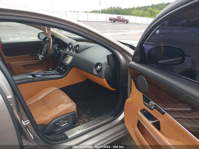 2011 JAGUAR XJ SAJWA2GB8BLV12134 Photo 4