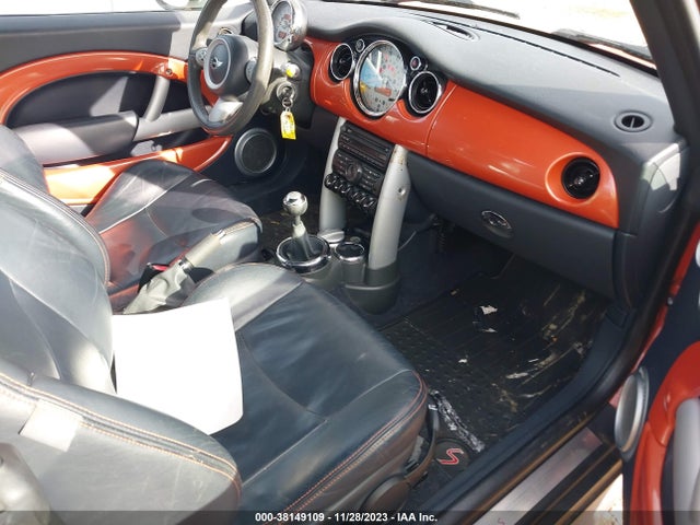2005 MINI COOPER S WMWRH33465TF83339 Photo 4