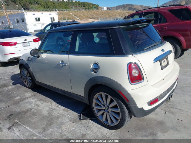 2010 MINI COOPER S WMWMF7C52ATZ34710 Photo 2