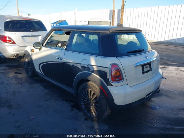 2010 MINI COOPER WMWMF3C55ATZ23421 Photo 2