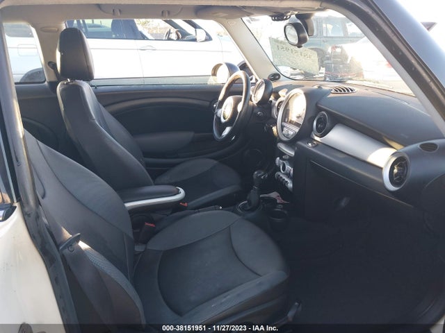 2010 MINI COOPER WMWMF3C55ATZ23421 Photo 4