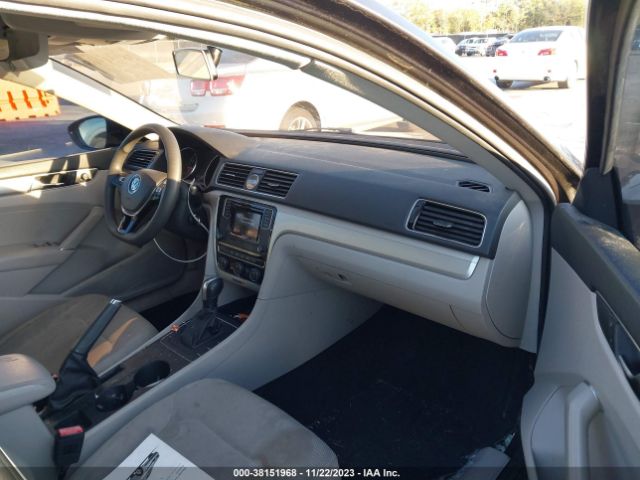 1VWAT7A37HC069997 Volkswagen Passat 1.8t S