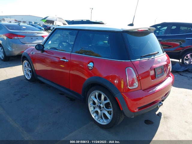 2006 MINI COOPER S WMWRE33536TN28802 Photo 2
