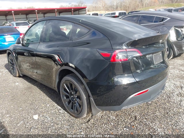 2023 TESLA MODEL Y 7SAYGAEE0PF863422 Photo 2