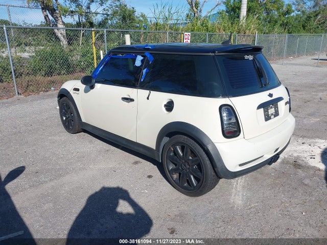 2006 MINI COOPER S WMWRE33536TL18488 Photo 2