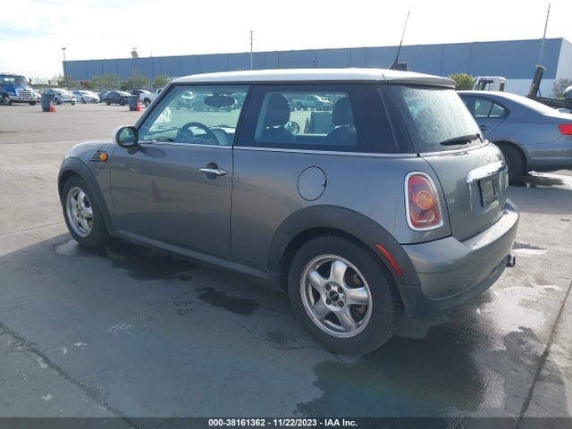 2010 MINI COOPER WMWMF3C59ATZ21459 Photo 2