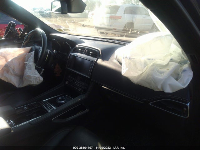 2018 JAGUAR F-PACE SADCM2FV9JA235545 Photo 4