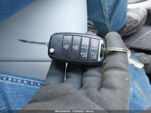 KNDMB5C17J6351788 KIA SEDONA LX