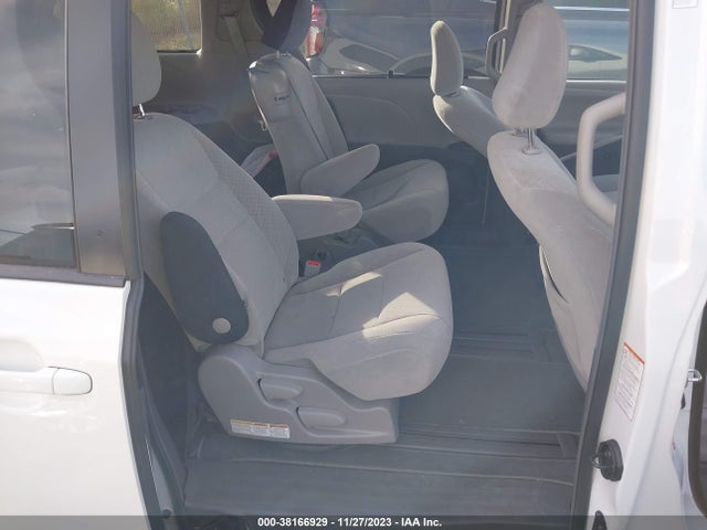 2018 TOYOTA SIENNA LE 8 PASSENGER VIN: 5TDKZ3DC5JS942774