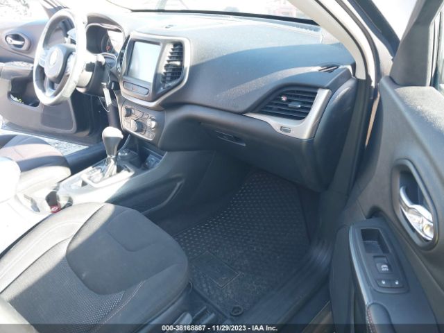 2017 JEEP CHEROKEE 1C4PJMCB5HW556958 Photo 4