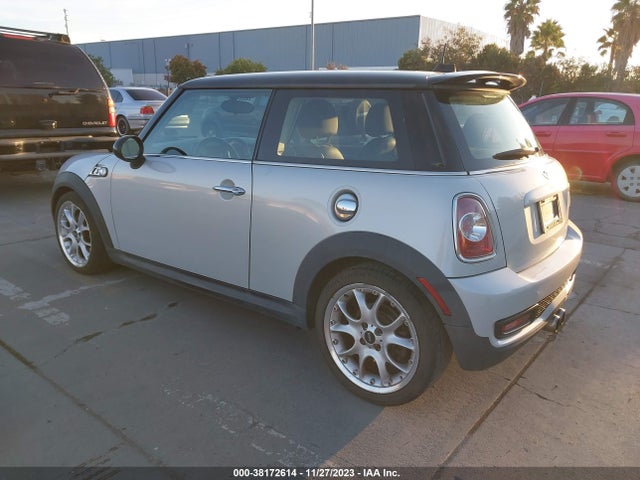 2011 MINI COOPER S WMWSV3C56BTY13232 Photo 2