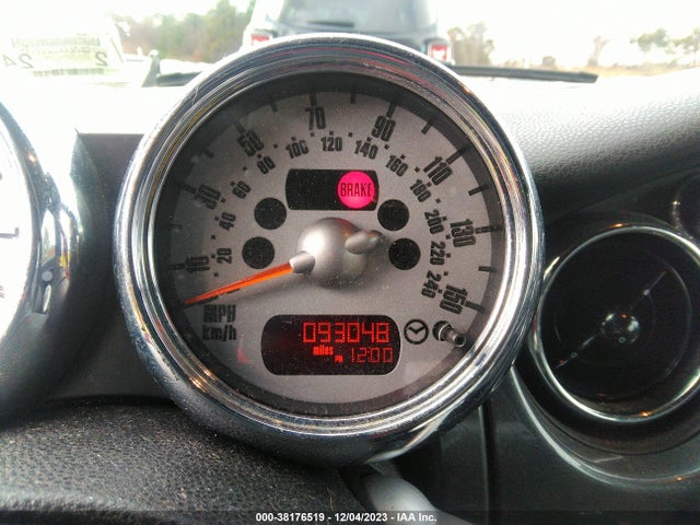 2005 MINI COOPER S VIN: WMWRH33465TF82577