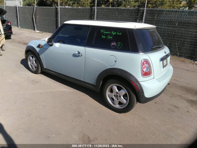 2011 MINI COOPER WMWSU3C58BT097534 Photo 2