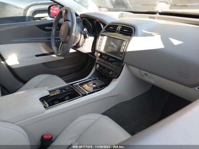 2018 JAGUAR XE SAJAE4FX6JCP24360 Photo 4