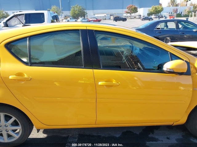 Toyota Prius C Three 2014 JTDKDTB32E1079582 Image 30