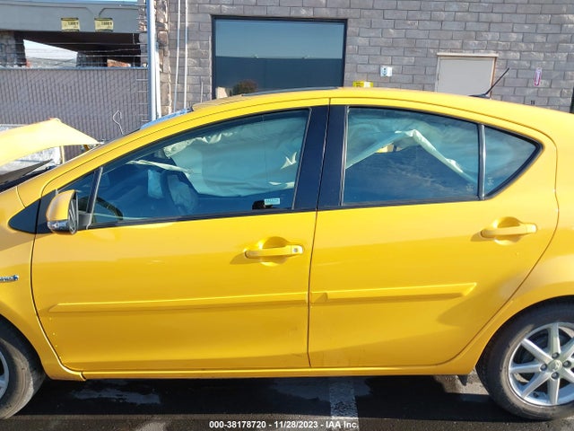 Toyota Prius C Three 2014 JTDKDTB32E1079582 Image 31
