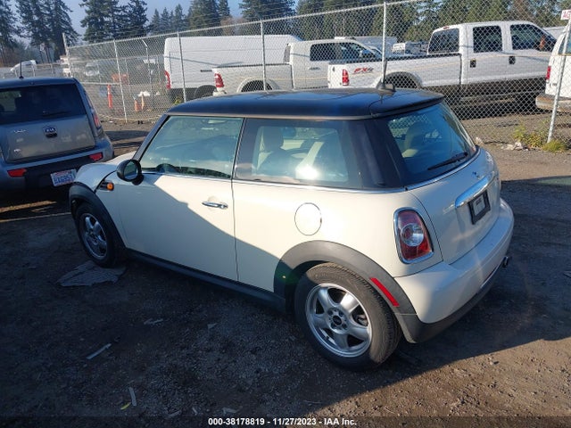 2011 MINI COOPER WMWSU3C53BTX96957 Photo 2
