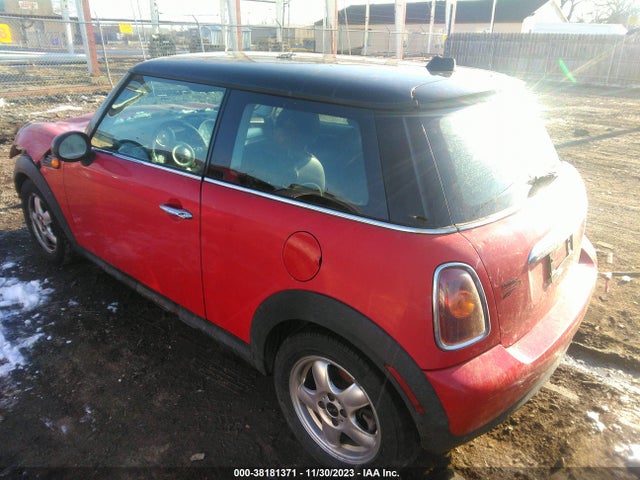 2008 MINI COOPER WMWMF33598TU64632 Photo 2