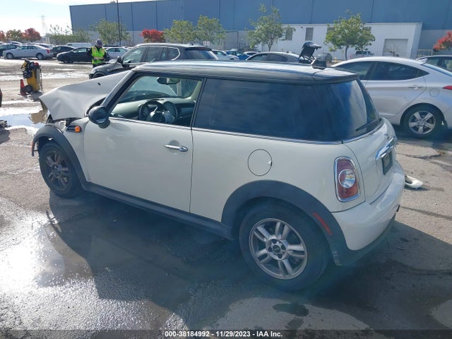 2011 MINI COOPER WMWSU3C56BT098374 Photo 2