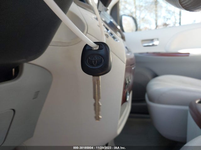 2013 TOYOTA SIENNA XLE V6 8 PASSENGER VIN: 5TDYK3DC3DS313596