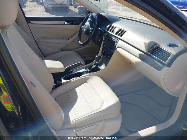 1VWBT7A33EC050492 Volkswagen Passat 1.8t Se