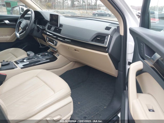 WA1BNAFY8J2245738 Audi Q5 2.0t Tech Premium/2.0t Premium