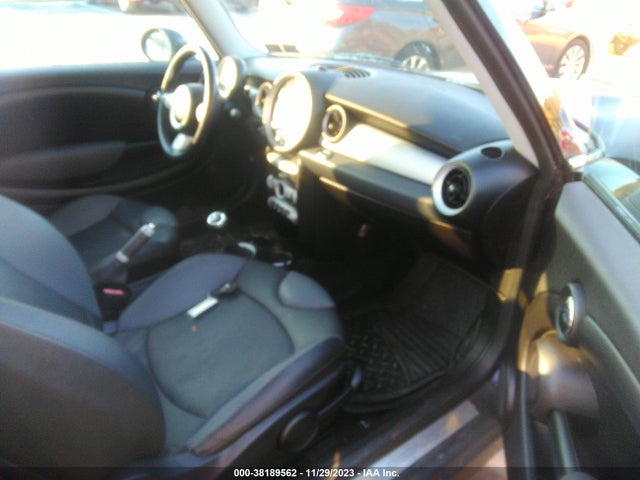 2009 MINI COOPER WMWMF33529TU73769 Photo 4