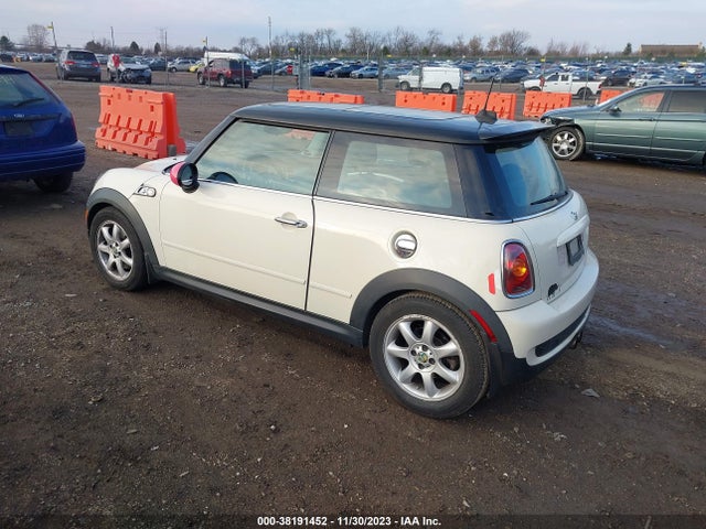 2010 MINI COOPER S WMWMF7C59ATZ71883 Photo 2