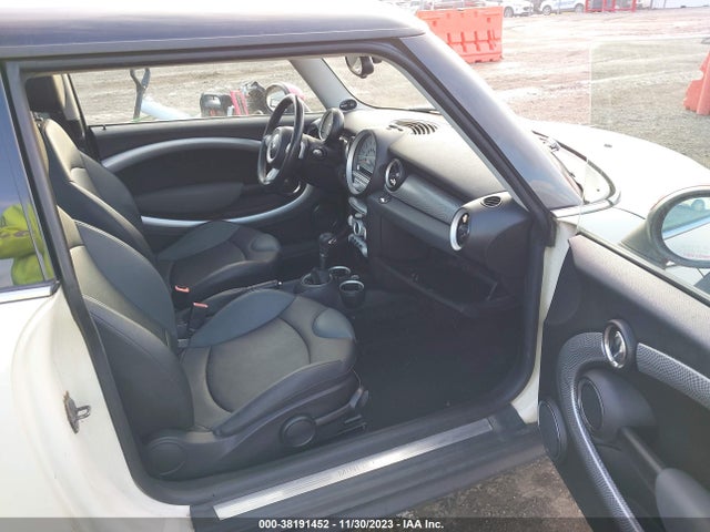 2010 MINI COOPER S WMWMF7C59ATZ71883 Photo 4