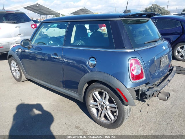 2011 MINI COOPER S WMWSV3C50BTY13582 Photo 2