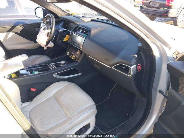 2017 JAGUAR F-PACE SADCP2BV6HA060386 Photo 4