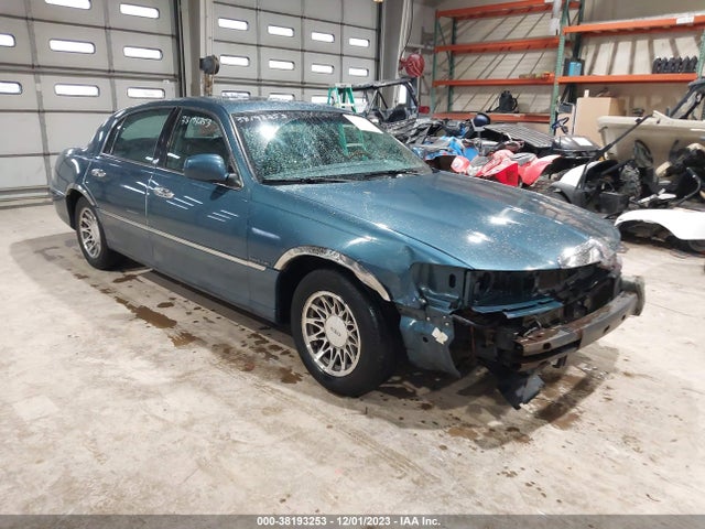 2001 LINCOLN TOWN CAR SIGNATURE VIN: 1LNHM82W91Y661886
