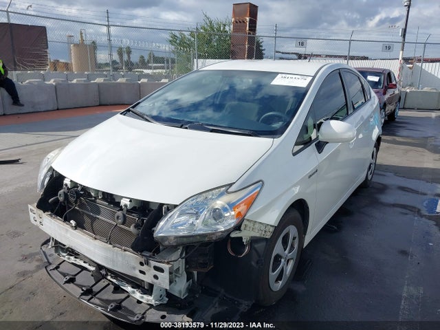 Toyota Prius Three 2015 JTDKN3DU0F1938012 Image 2