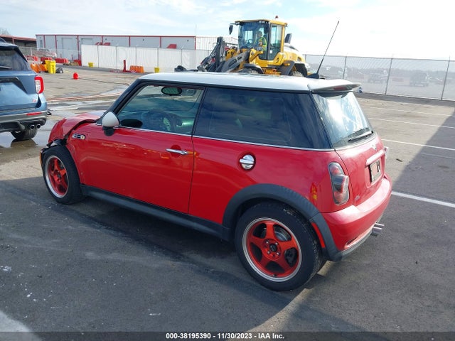 2005 MINI COOPER S WMWRE33565TL14661 Photo 2