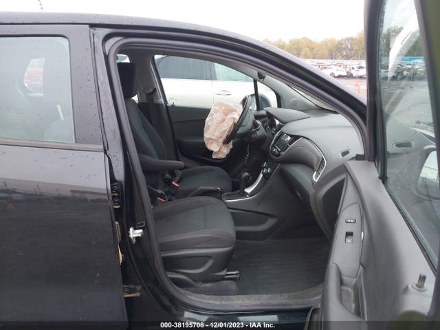 Chevrolet TRAX LS 2019 3GNCJKSB1KL117684 Image 5