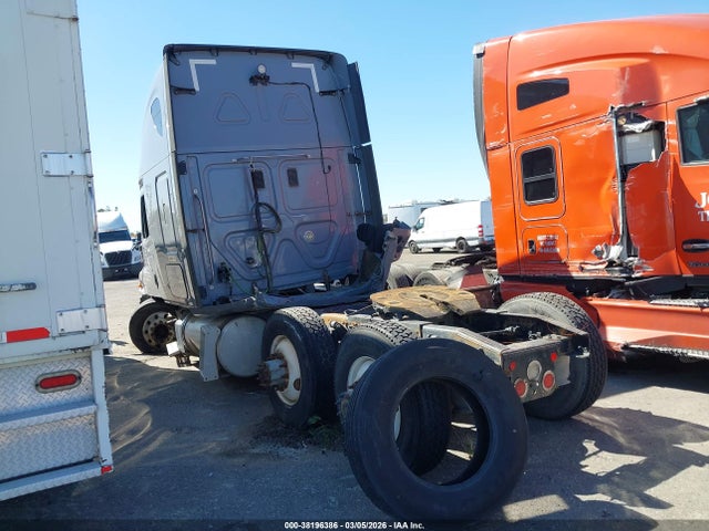 1FUJGHDV7FLGE4212 Freightliner Cascadia 113