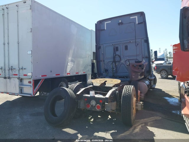 1FUJGHDV7FLGE4212 Freightliner Cascadia 113