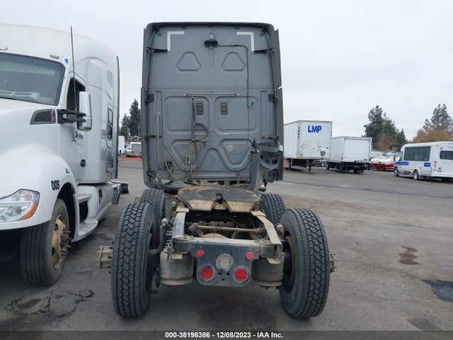 1FUJGHDV7FLGE4212 Freightliner Cascadia 113