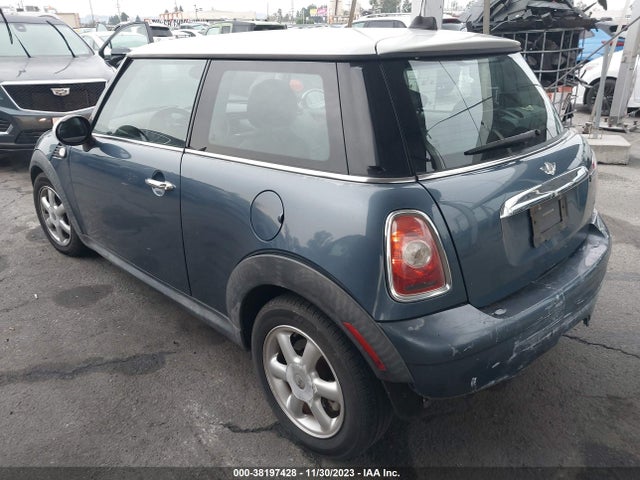 2010 MINI COOPER WMWMF3C51ATZ22346 Photo 2