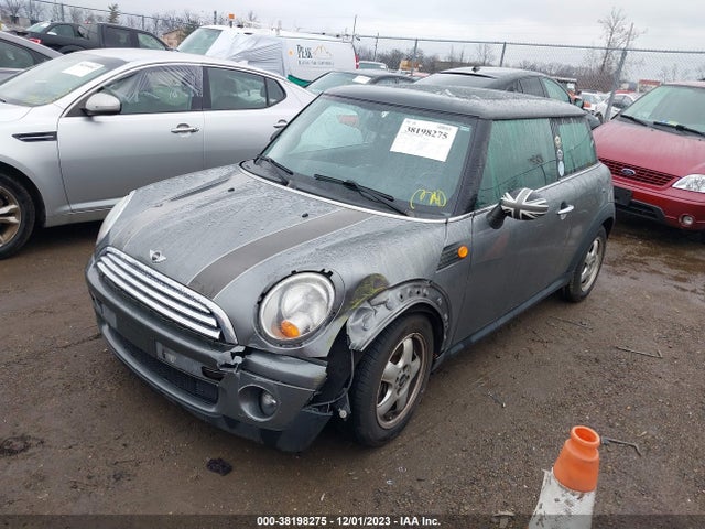 2010 MINI COOPER WMWMF3C5XATZ67141 Photo 1