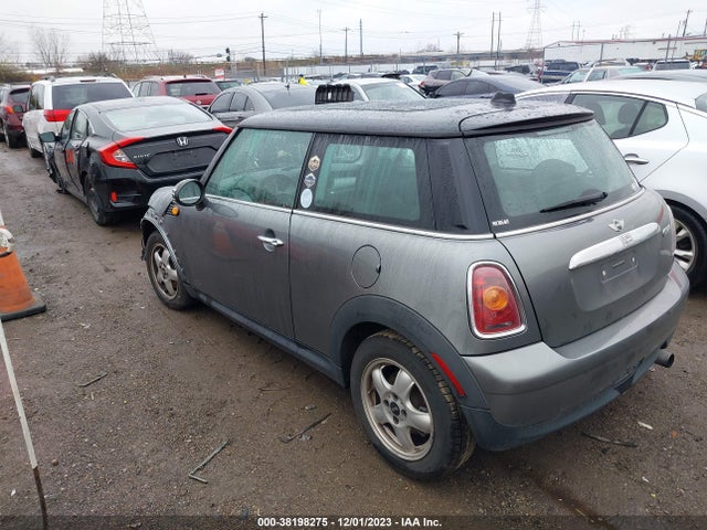 2010 MINI COOPER WMWMF3C5XATZ67141 Photo 2