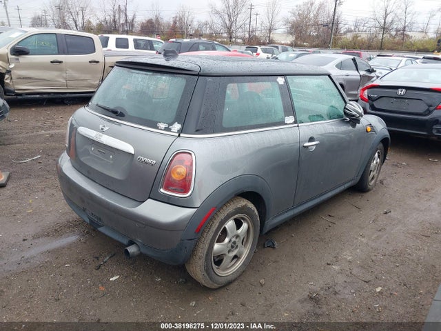 2010 MINI COOPER WMWMF3C5XATZ67141 Photo 3