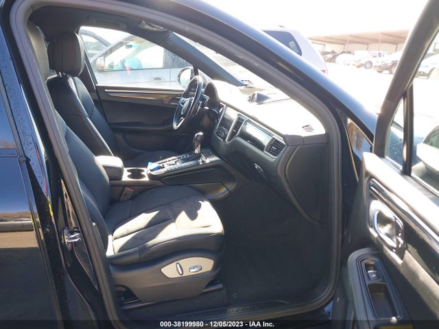 2017 PORSCHE MACAN WP1AA2A53HLB80820 Photo 4