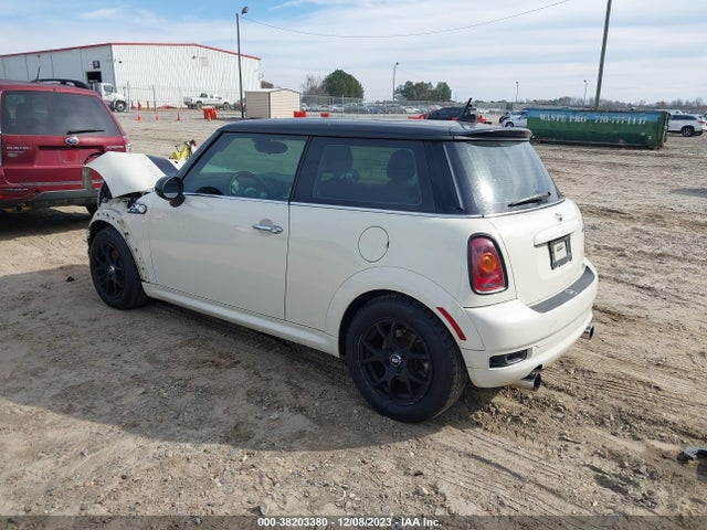 2010 MINI COOPER WMWMF3C59ATZ65199 Photo 2