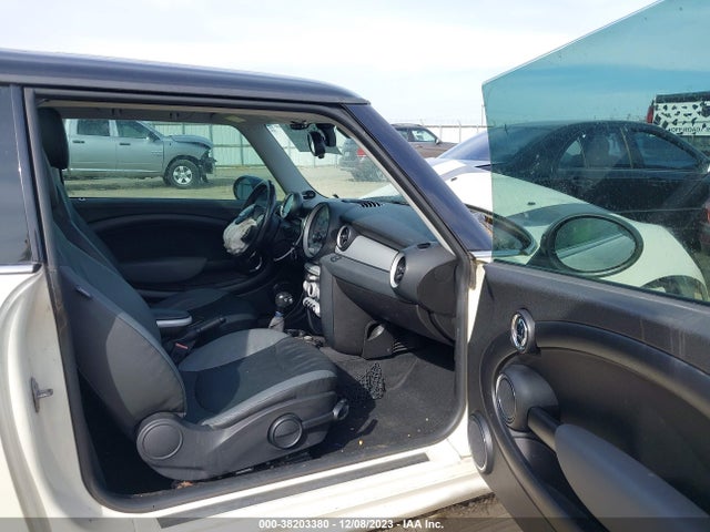2010 MINI COOPER WMWMF3C59ATZ65199 Photo 4