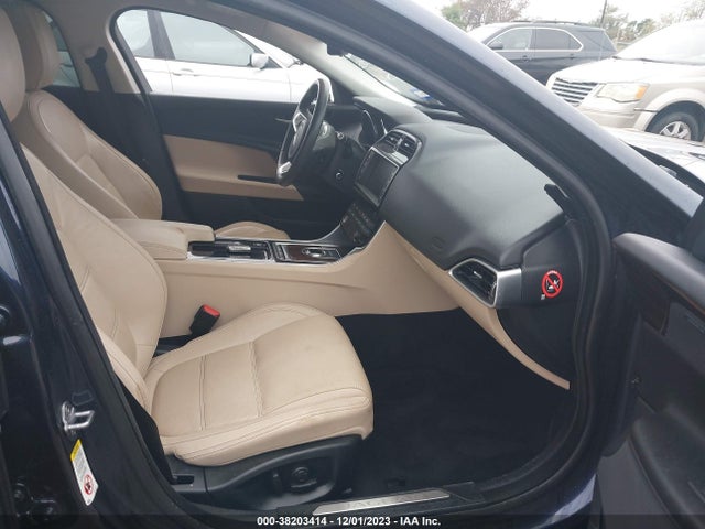 2018 JAGUAR XE SAJAE4FN9JCP22634 Photo 4