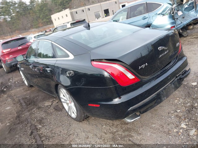 2017 JAGUAR XJ SAJWJ2GD9H8W08724 Photo 2