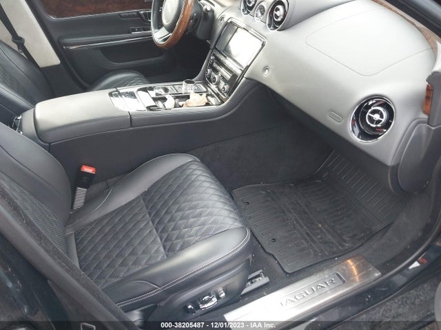 2017 JAGUAR XJ SAJWJ2GD9H8W08724 Photo 4